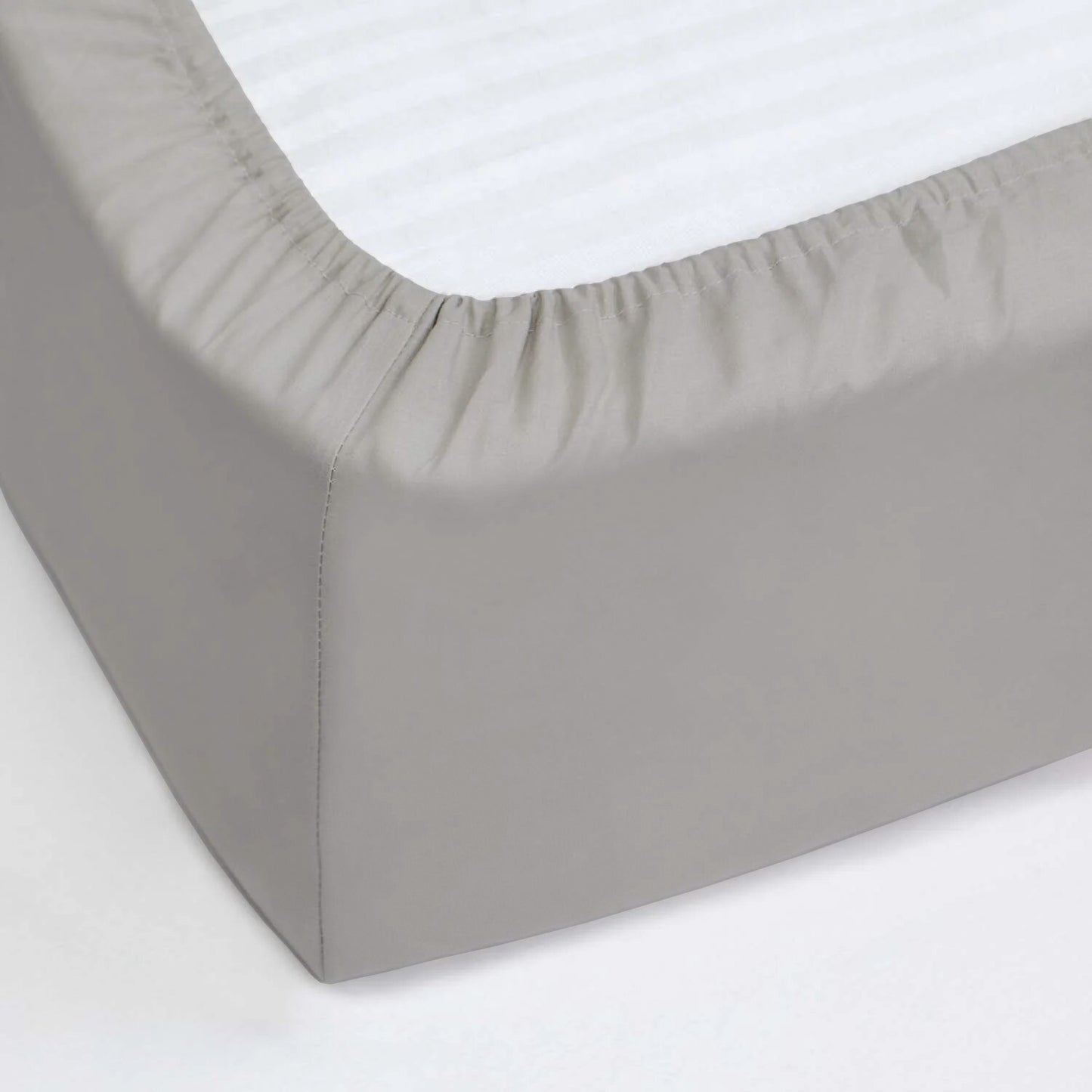 100% cotton adjustable bottom. White color.