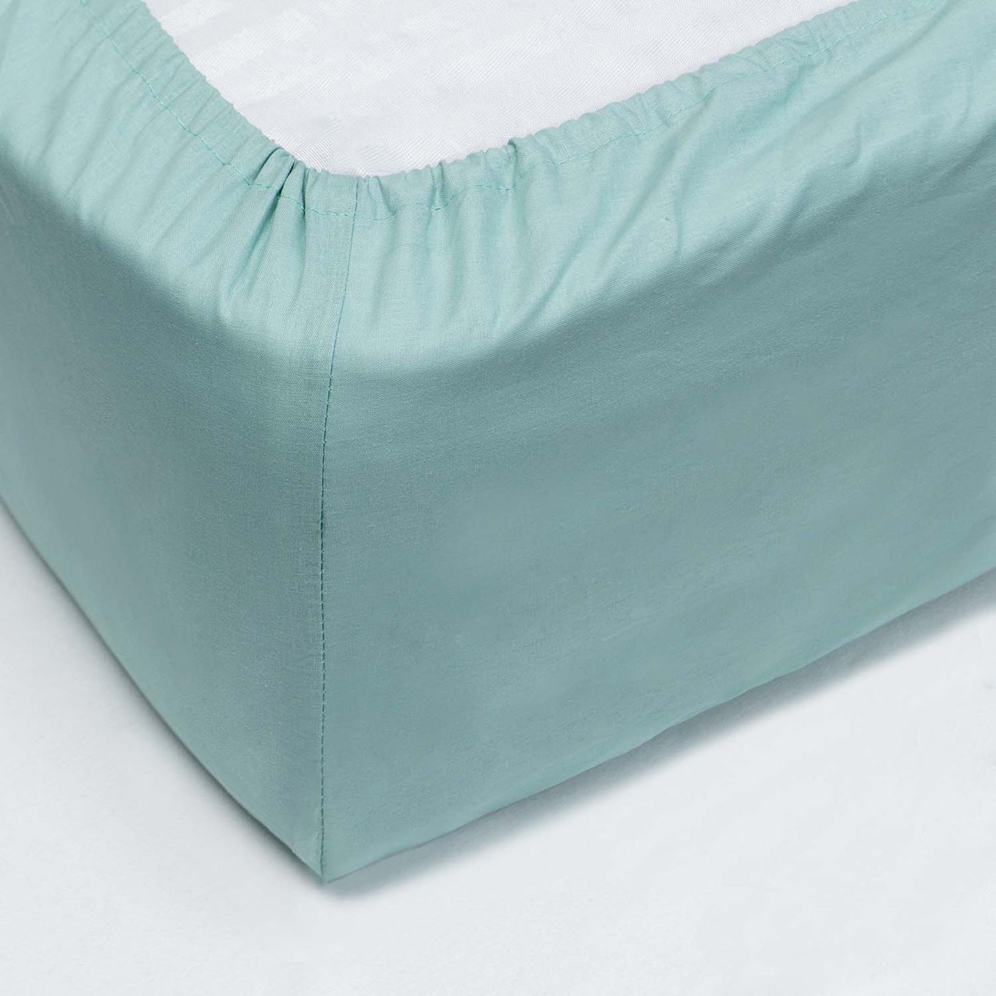 100% cotton adjustable bottom. White color.