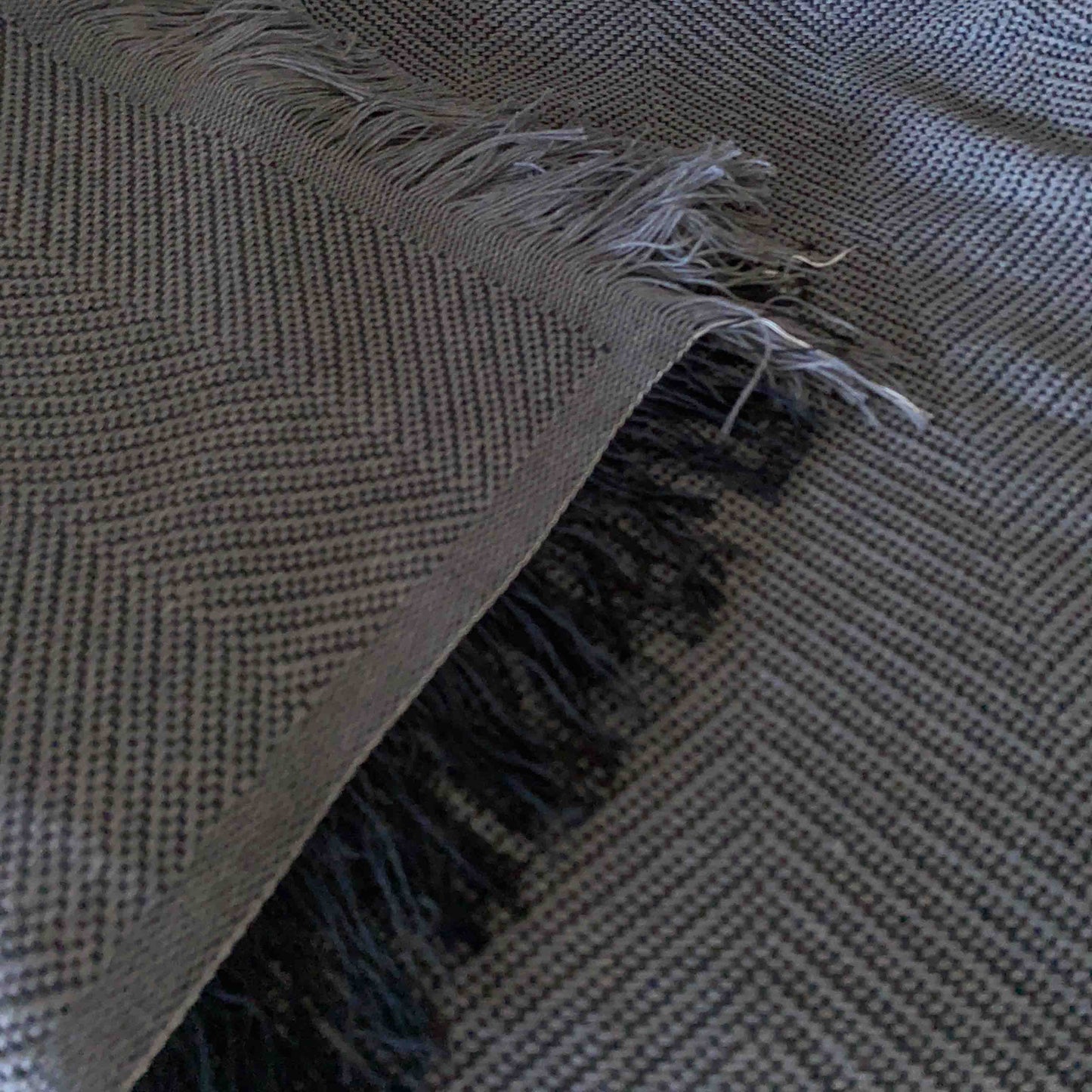 Dark gray sofa blanket for summer: freshness and comfort at an irresistible price.