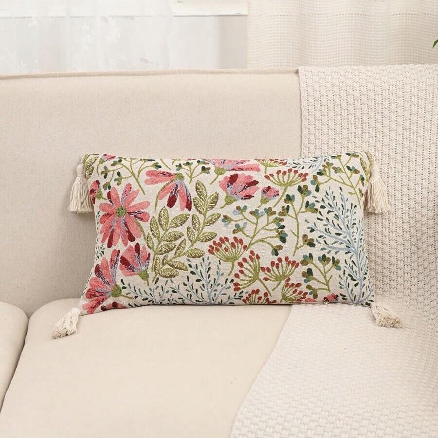 Cushion cover with pink jacquard flowers: Elegance and Style for your Home.