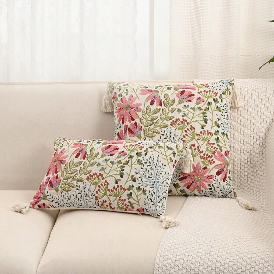Cushion cover with pink jacquard flowers: Elegance and Style for your Home.
