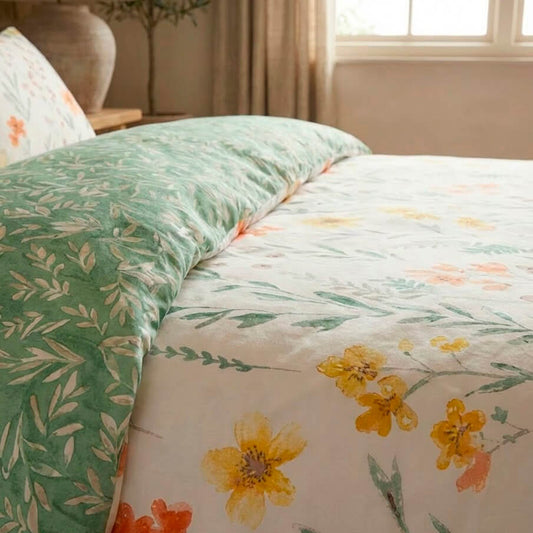 Detalle del reverso de la funda nórdica en color verde con estampado de mini hojas.