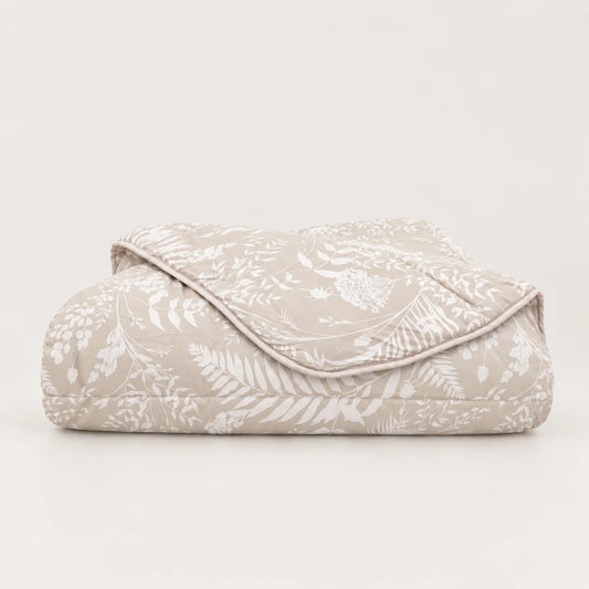 Vue de profil de la couette beige avec garnissage de 250 g/m², idéale pour apporter de la chaleur sans alourdir.