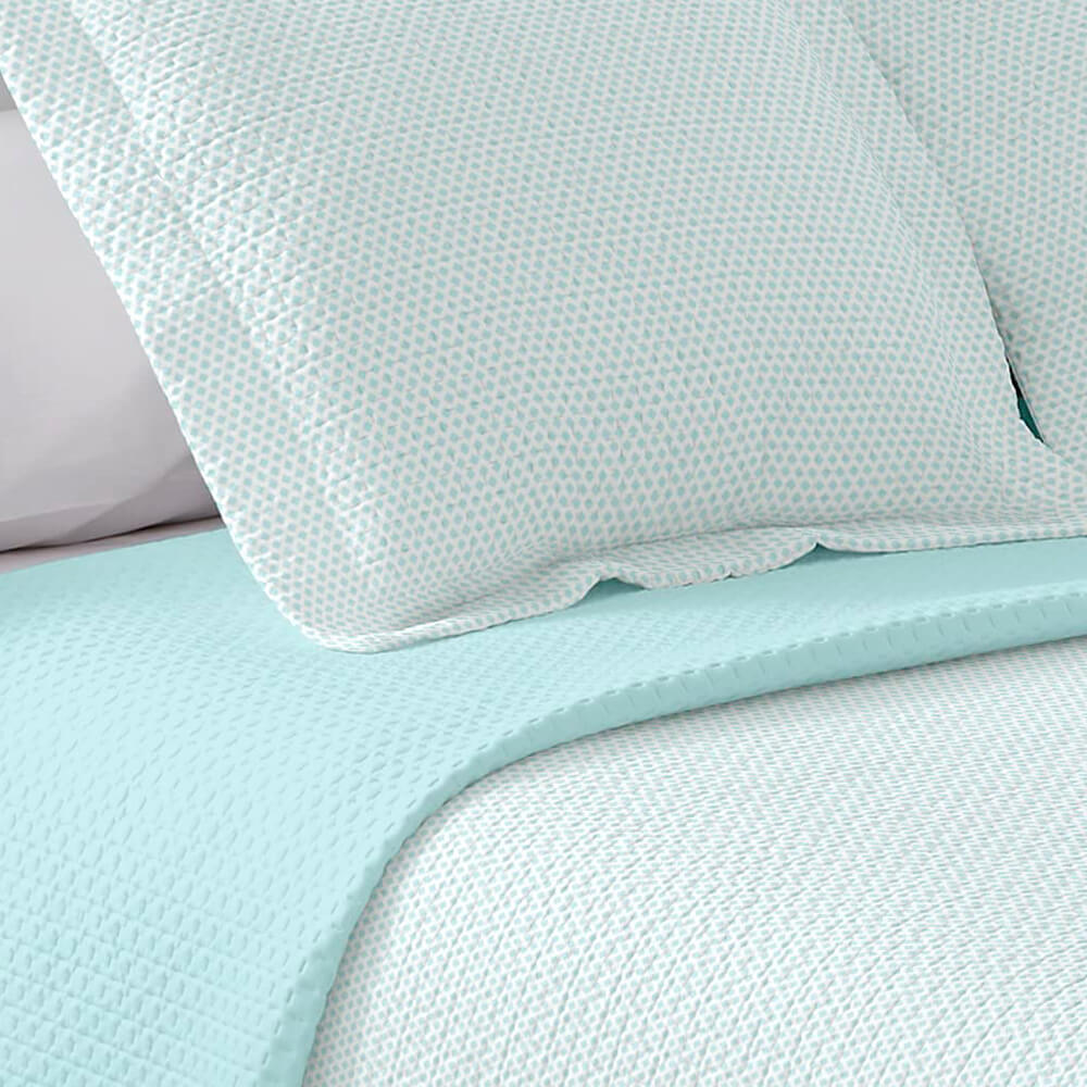 Geometric patchwork quilt with thin padding. Beige.