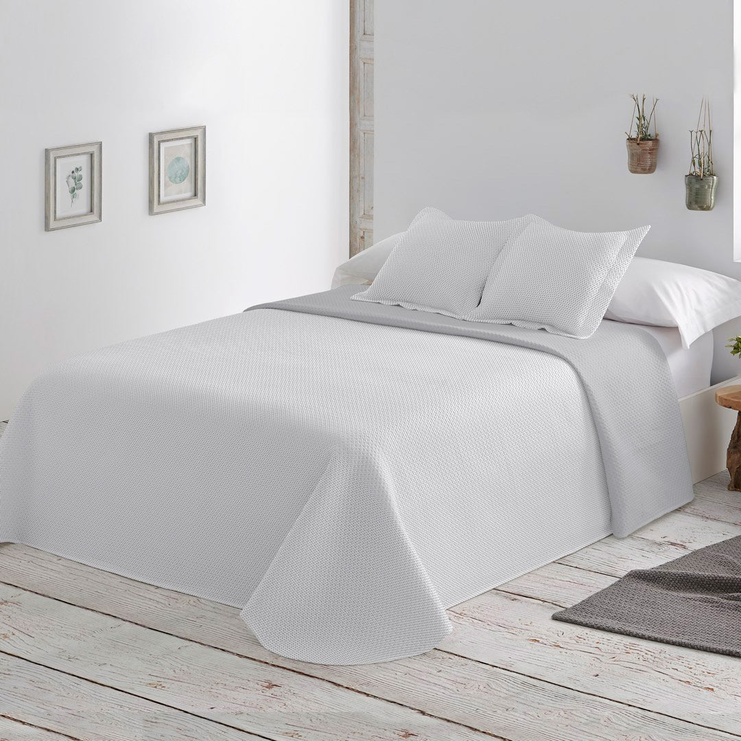 Geometric patchwork quilt with thin padding. Beige.