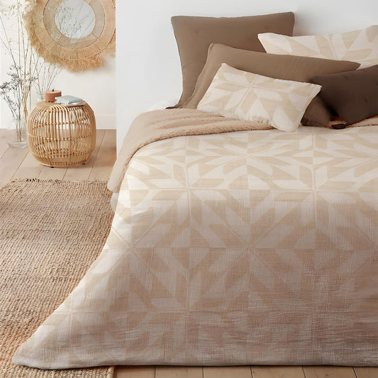 Beige warm sherpa winter duvet. Enjoy a warm and comfortable print.