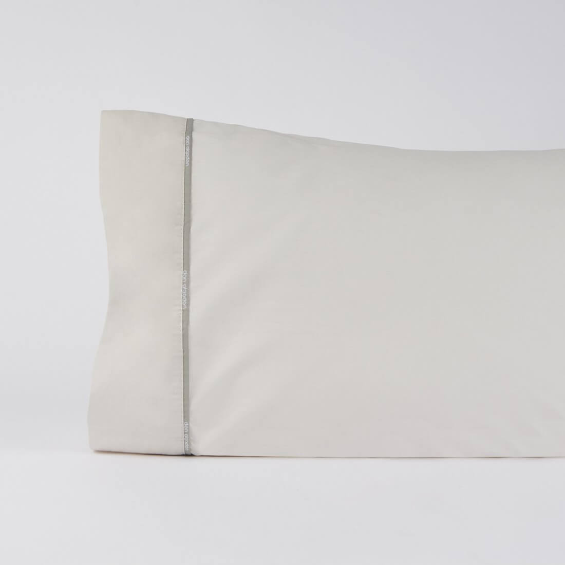 Duvet cover 100% cotton percale, 180 threads. Light gray color.