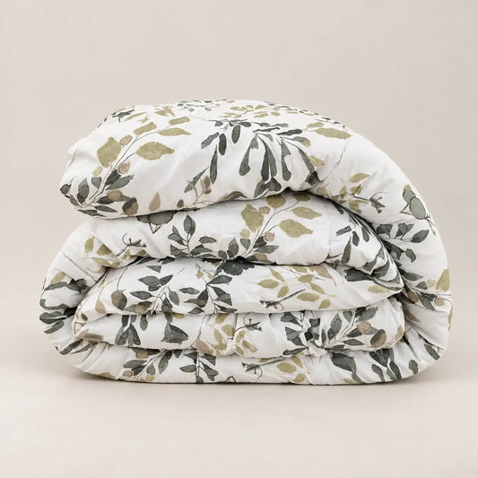 Vue de profil de la couette légère en microfibre 200 g/m², idéale pour rester au chaud sans alourdir le lit.