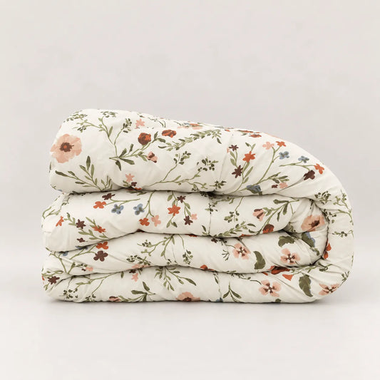 Vue de profil de la couette légère en microfibre 200 g/m², idéale pour le printemps et l’automne.