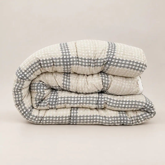 Vue de profil de la couette légère en microfibre 200 g/m², idéale pour l’automne et le printemps.