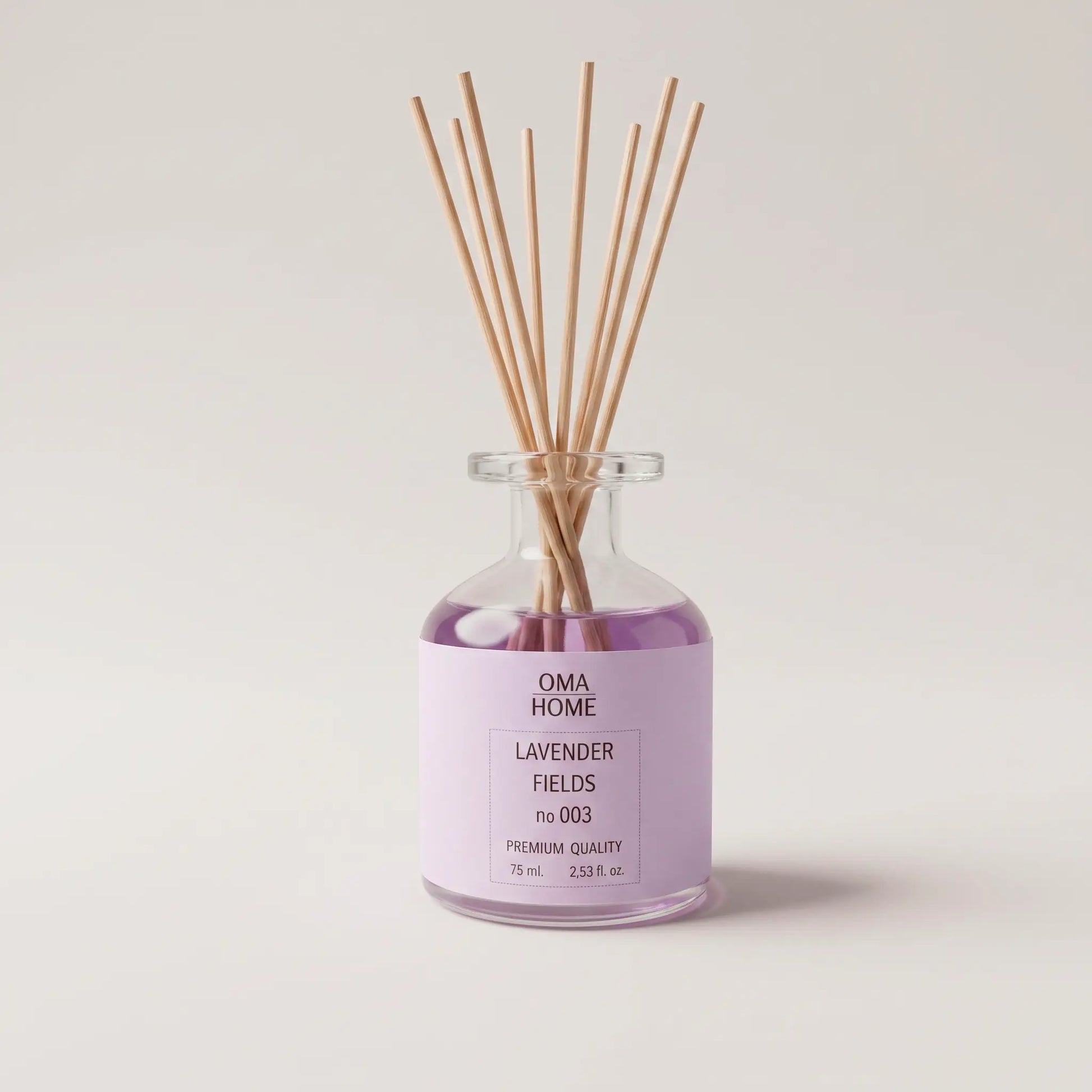 Mikado aromático Lavender Fields de Oma Home con difusor de sticks con los palitos puestos. Base natural sin alcohol fabricada en Barcelona, España.