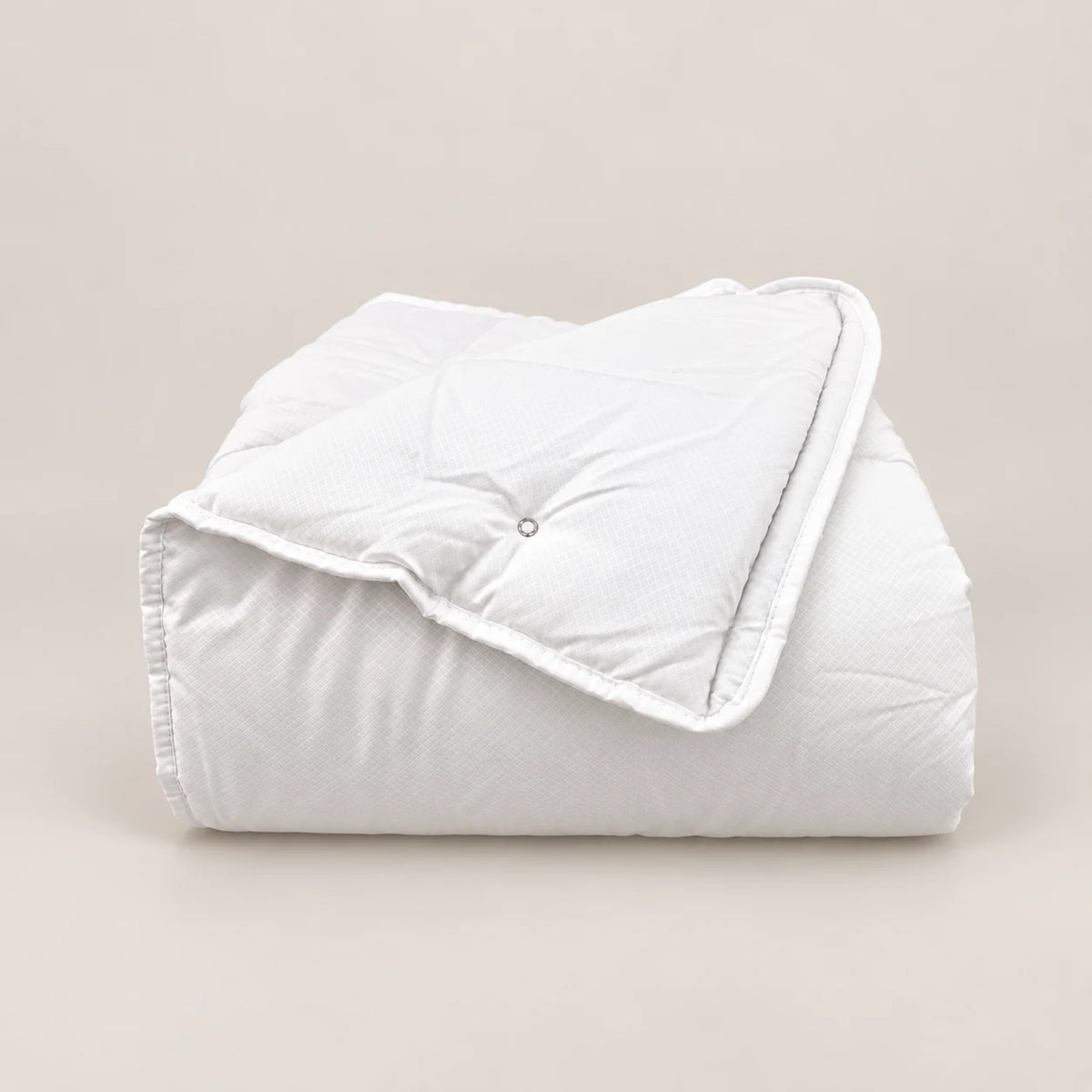 Eco 250 g duvet folded, showing the stitched corner. - Oma Home