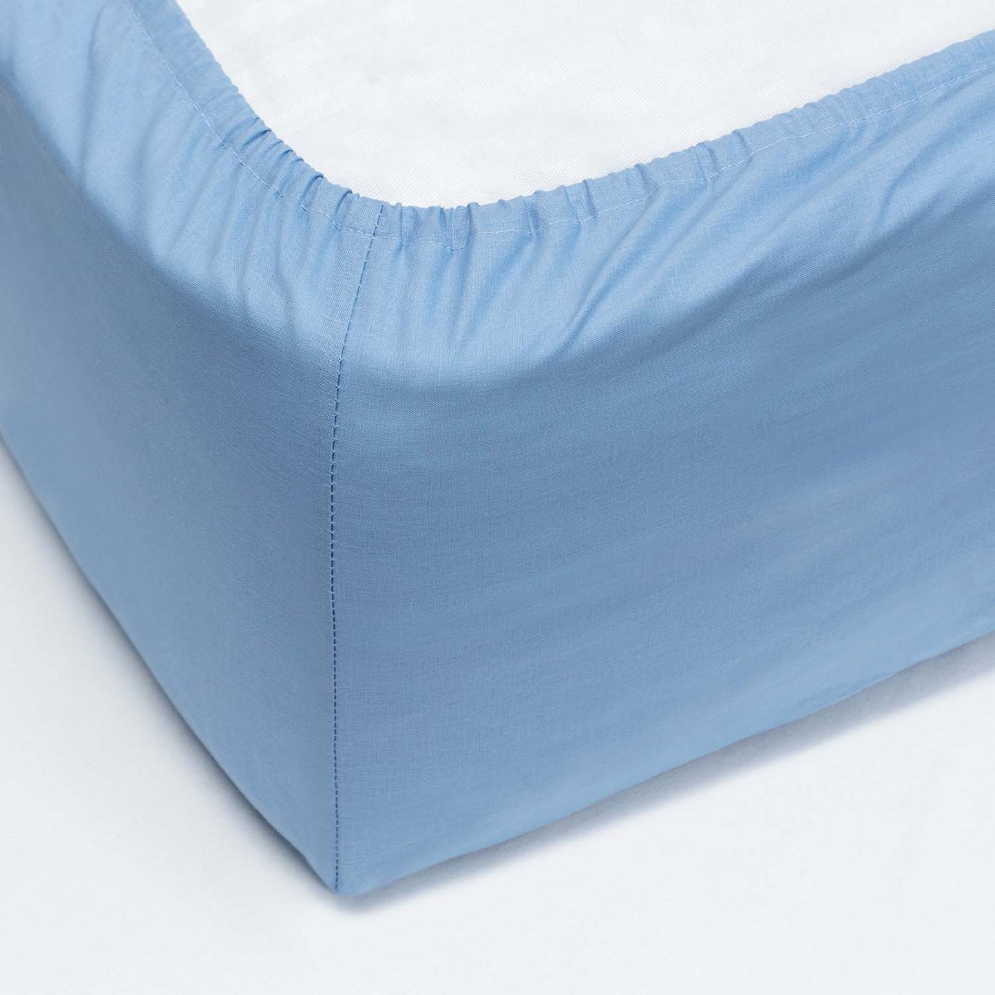 100% cotton adjustable bottom. White color.