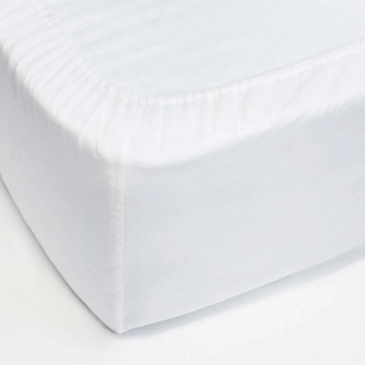 100% plain cotton adjustable bottom. White color.