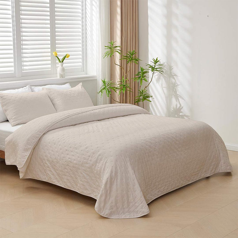 Geometric patchwork quilt with thin padding. Beige.