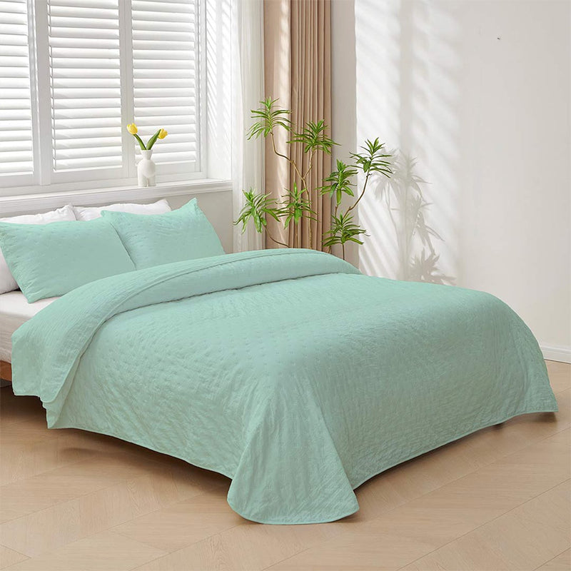 Geometric patchwork quilt with thin padding. Beige.