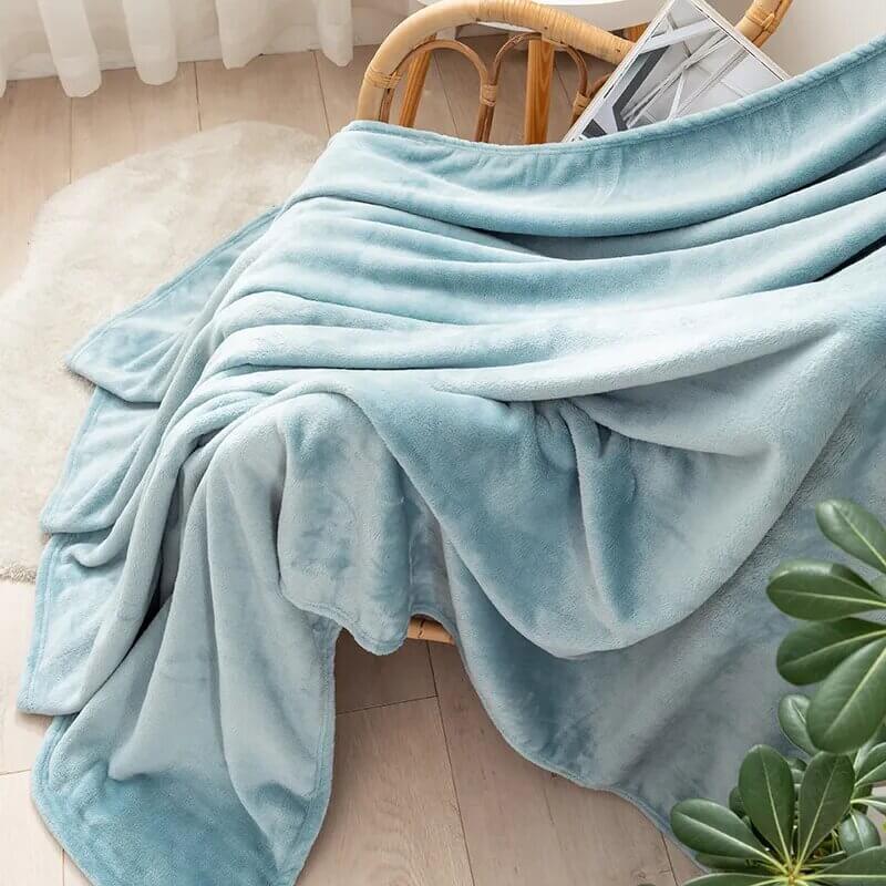 Soft fleece blanket. Cream.
